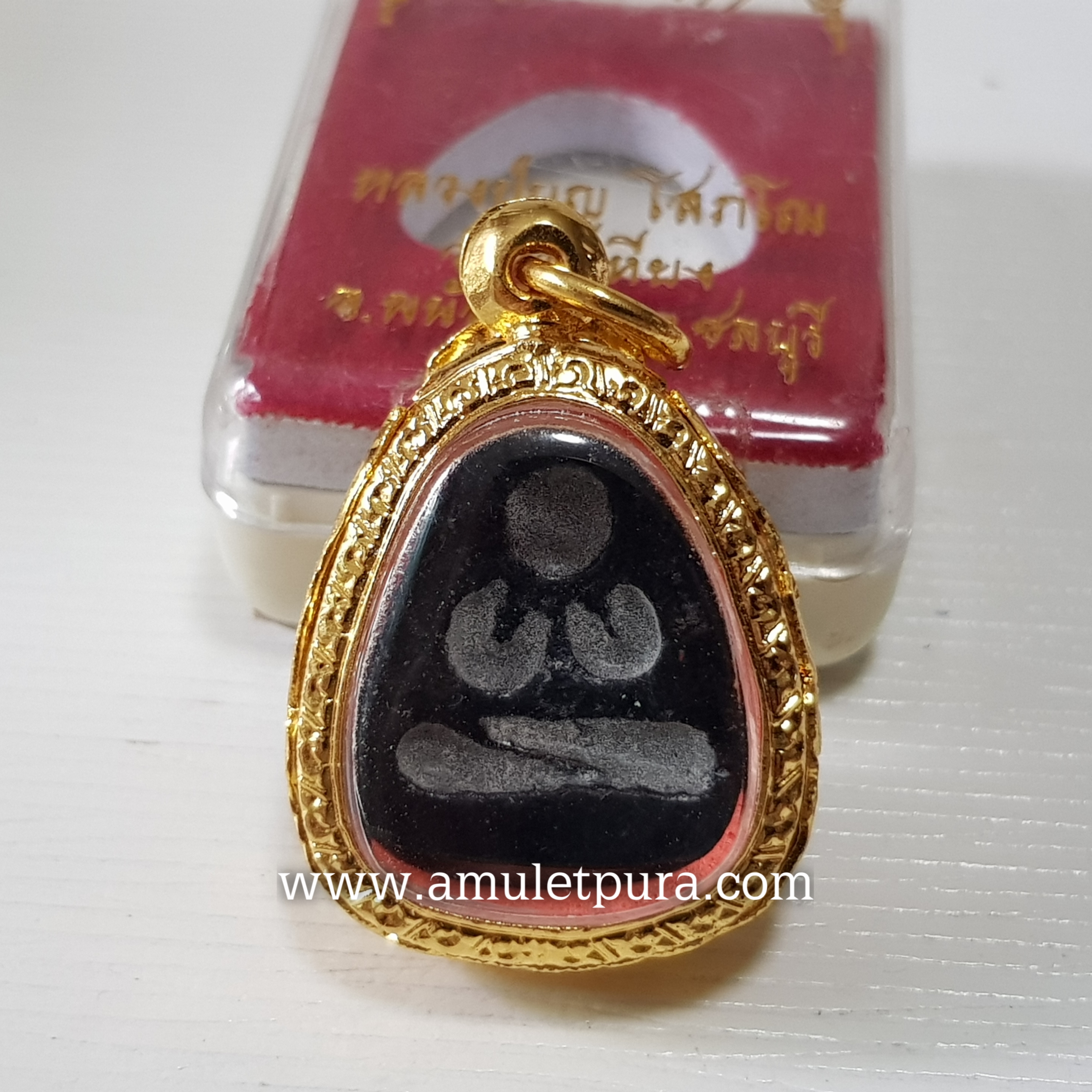 พระปิดตาหลังแบบย้อนยุค(พิมพ์กลาง ผสมผงเก่าหลวงพ่อแก้ว วัดเครือวัลย์)ปี54 หลวงปู่บุญ วัดทุ่งเหียง จ.ชลบุรี(พร้อมกรอบไมครอน)