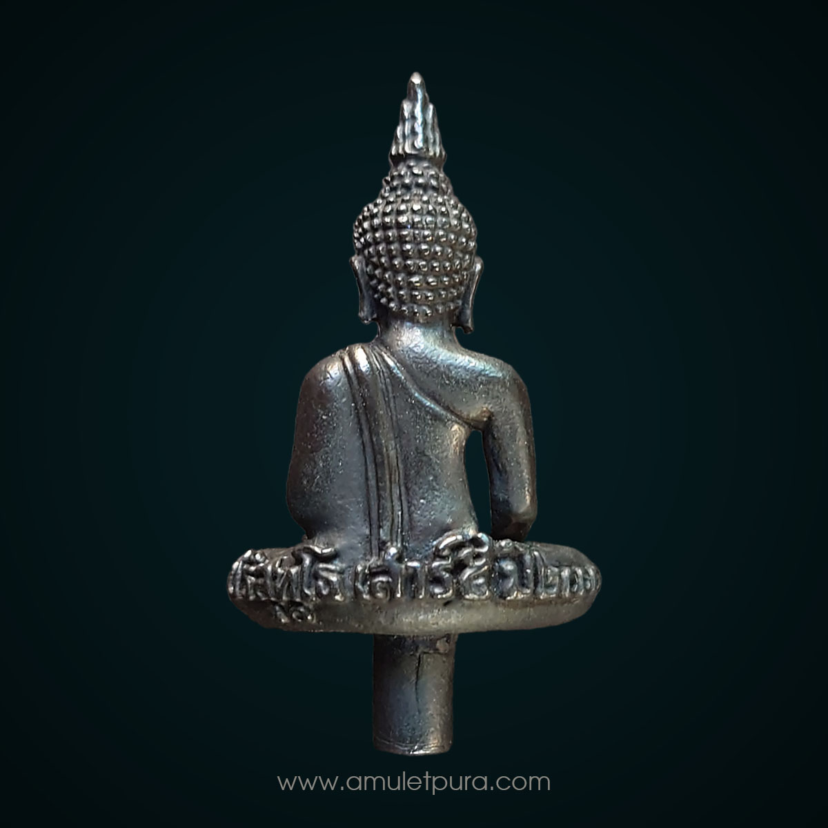 พระยอดธงปริสุทโธ หลวงพ่อคูณ เนื้อนวะโลหะ รุ่นเสาร์ ๕ ดอกไม้จะบาน ปี43 หลวงพ่อคูณ วัดบ้านไร่ จ.นครราชสีมา สร้างถวายโดยนายภูษณ ปรีย์มาโนช อดีตรมต.ประจำสำนักนายกรัฐมนตรี