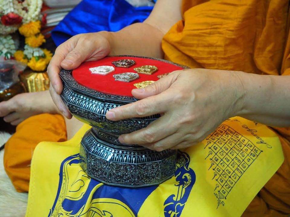 เหรียญธงชัยนวหรคุณ (เนื้ออาบทองขัดเงา) ปี59 เจ้าคุณธงชัย วัดไตรมิตรฯ กรุงเทพมหานคร (มีโค้ด หมายเลข 4165)