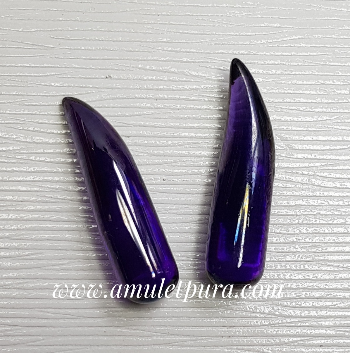 เพชรพญานาค สัณฐานเขี้ยว ขนาด 3.9 ซ.ม.