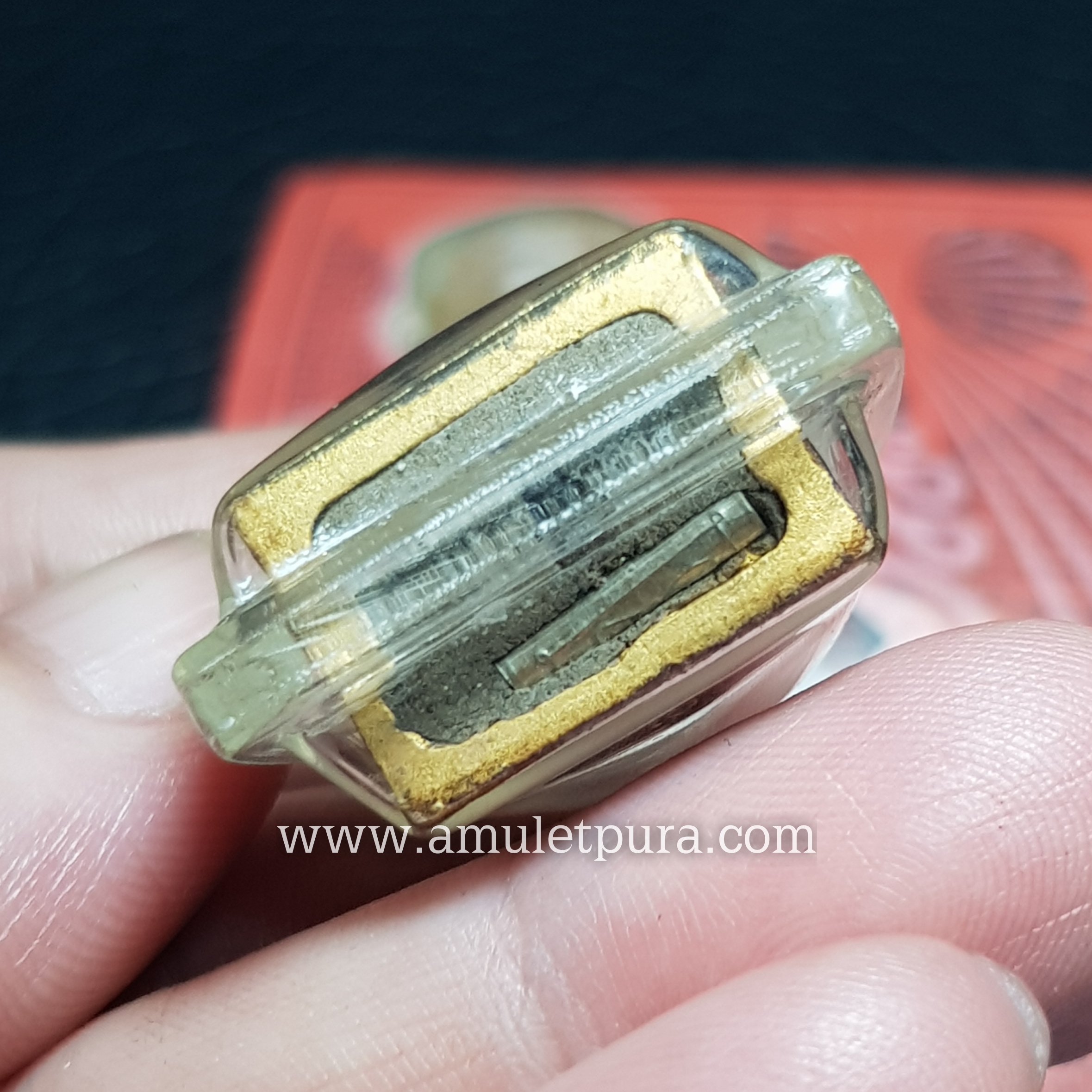 กุมารเทพดวงดีถือถุงเงินถุงทอง (สัมฤทธิ์ชุบทอง ใต้ฐานอุดผงดินศักดิ์สิทธิ์,ตะกรุดจิเจรุนิหัวใจกุมาร) รุ่นดวงดีทวีทรัพย์ ปี53 หลวงปู่ครูบาเจ้าดวงดี วัดท่าจำปี จ.เชียงใหม่ (มีโค้ด หมายเลข454 พร้อมเลี่ยมกันน้ำ)