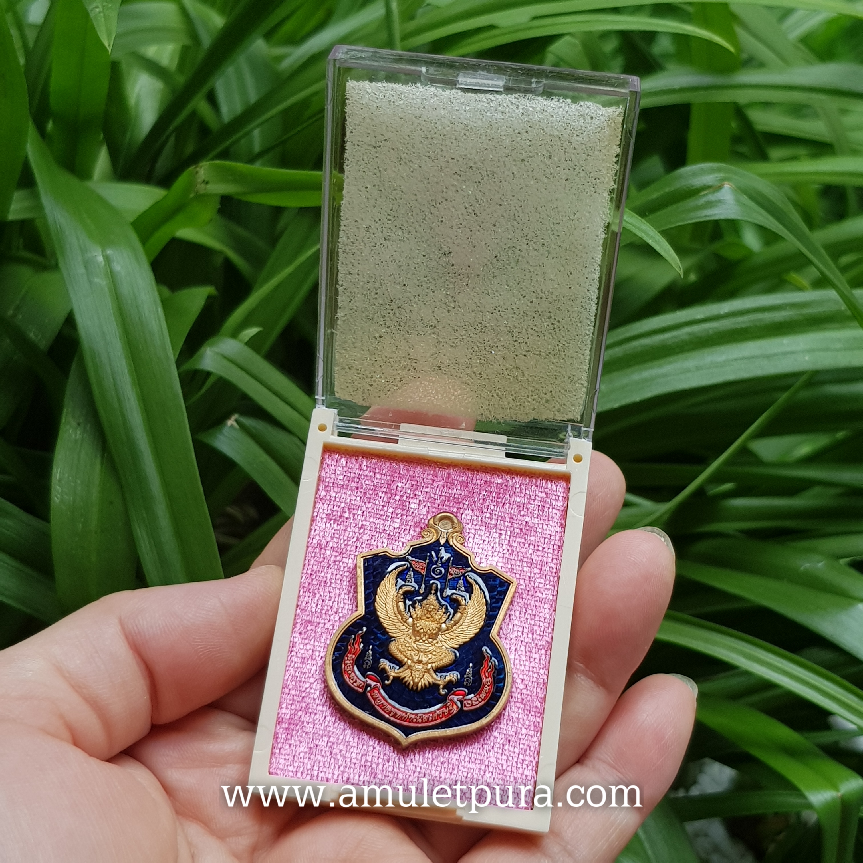 เหรียญพญาครุฑหลังท้าวเวสสุวรรณ(สัตตะลงยาสีน้ำเงิน)รุ่นพญาครุฑกำเนิดเศรษฐี กฐินปี61 ครูบาวิรุต วัดสันมะเหม้า จ.เชียงราย(มีโค้ด หมายเลข181)