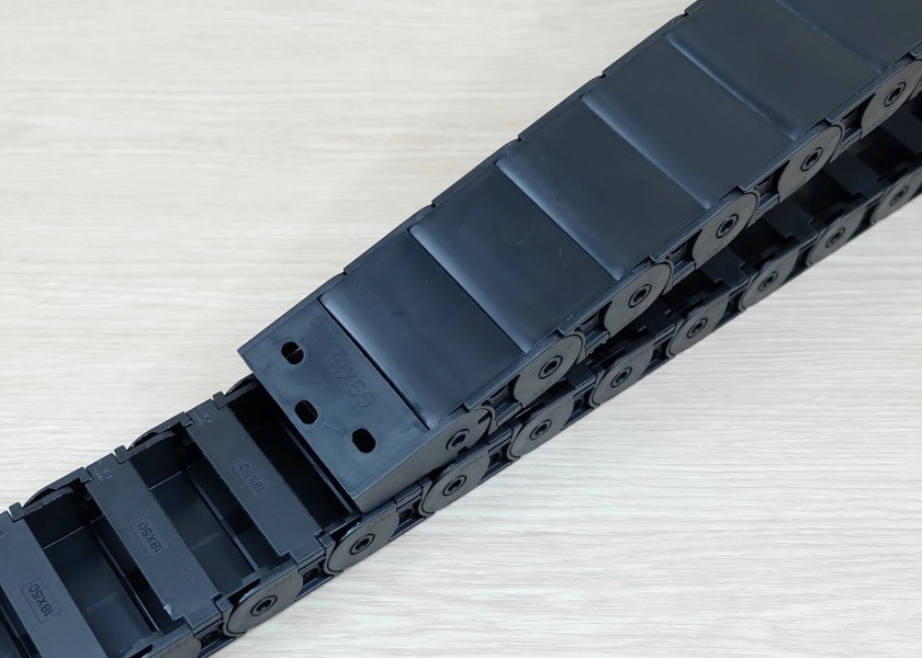 18 X 50 mm Cable Drag Chain R38mm ยาว 1M และ End Connectors (Semi-Enclosed)