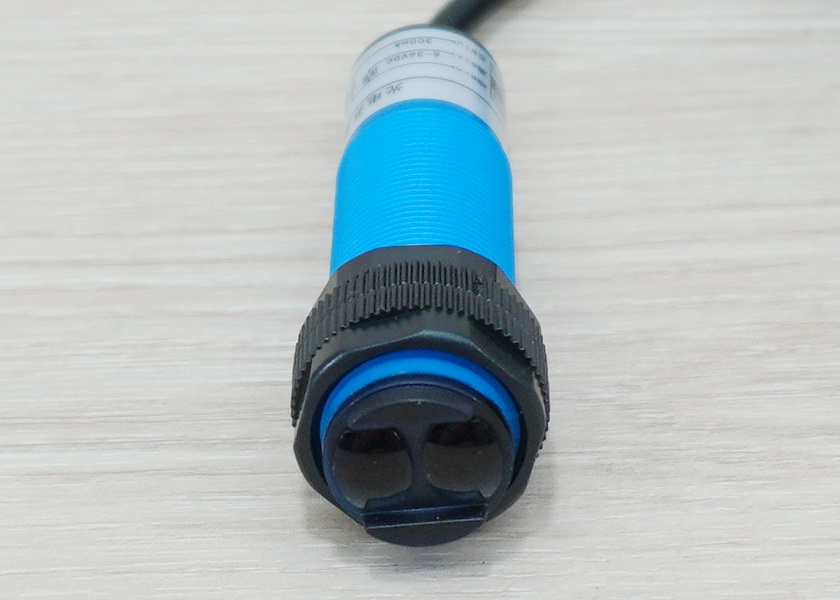 E3F-DS300C4 Infrared Photoelectric Sensor 10-300cm Detection Range Adjust (NPN, NO)