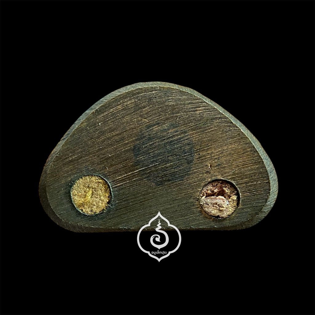 พระเศรษฐีนวโกฏิ เนื้อสัมฤทธิ์นอก อุดกริ่ง รุ่นยกฉัตรเจดีย์ รุ่นสุดท้าย ปี52 หลวงปู่มา วัดสันติวิเวก จ.ร้อยเอ็ด (อุดผงวิเศษ จีวร เส้นเกศา ไม้ยอตายพราย)