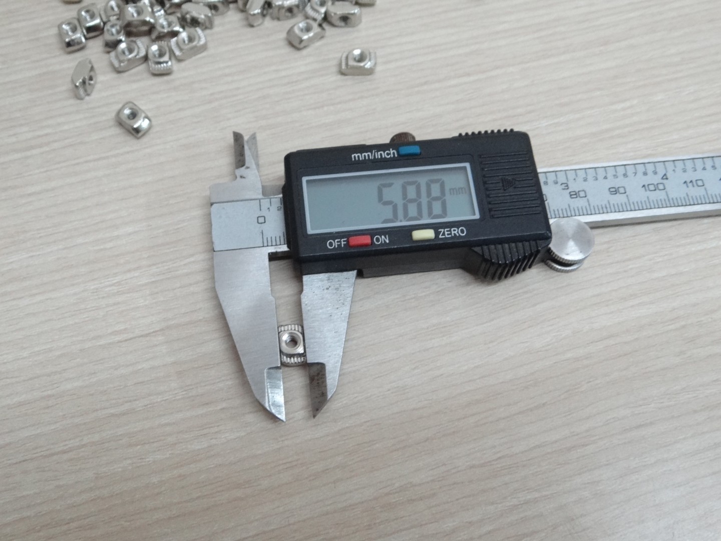 Free Nut M3 (20 ตัว/ชุด) สำหรับ Series 20 Alu Profile