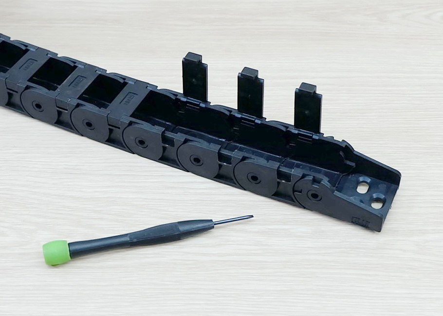 18 X 25 mm Cable Drag Chain R38mm ยาว 1M และ End Connectors 2-รูยึด (Semi-Enclosed)