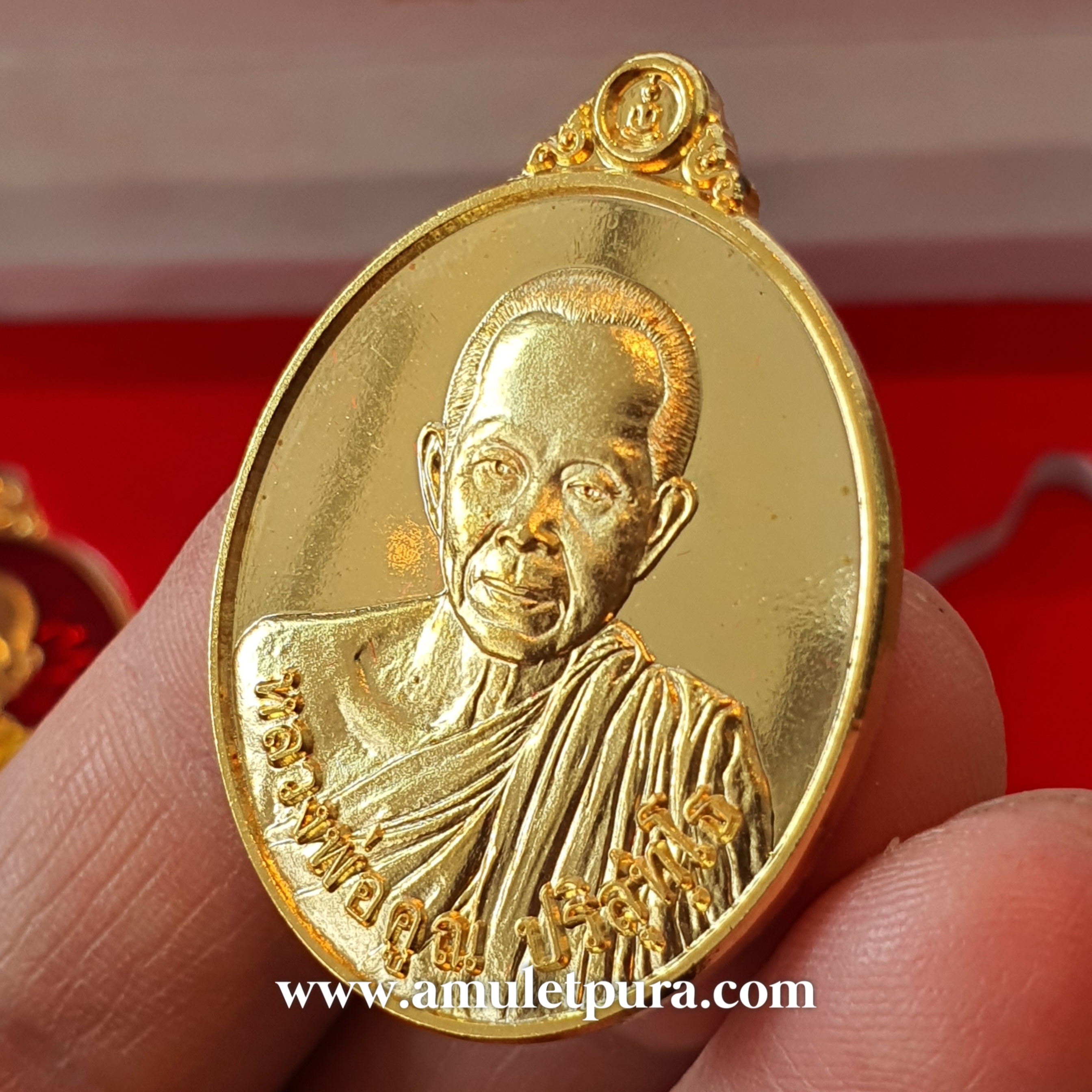 เหรียญหลวงพ่อคูณ ชุดของขวัญ 3เหรียญ เนื้อกะไหล่ทอง เนื้อกะไหล่ทองลงยาน้ำเงิน เนื้อกะไหล่ทองลงยาแดง รุ่นมหาบารมี ที่ระลึกอุปสมบทครบ 70 พรรษา อายุ 91 ปี ปี57 หลวงพ่อคูณ วัดบ้านไร่ นครราชสีมา (มีโค้ด หมายเลข1152)