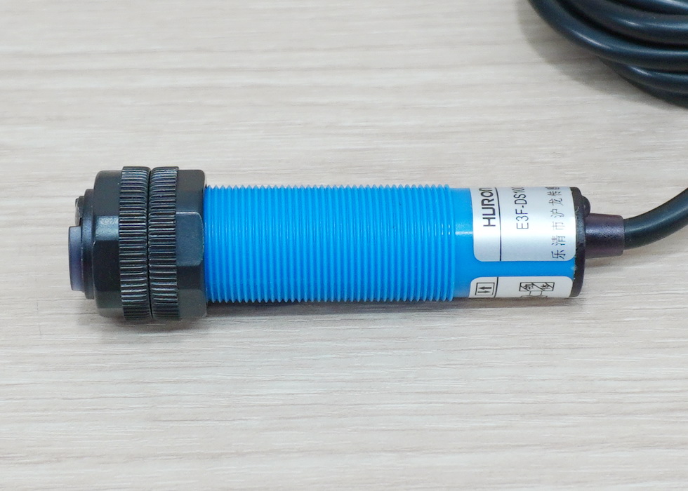 E3F-DS100C4 Infrared Photoelectric Sensor 10-100cm Detection Range Adjust (NPN, NO)