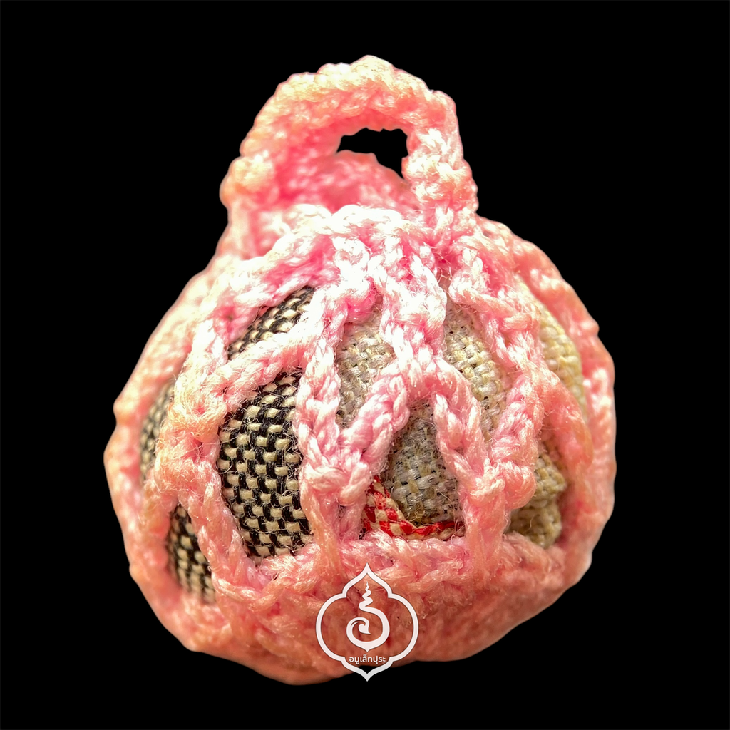 ลูกสวาทรักมิรู้สิ้น รุ่นแรก ปี55 (ห่อผ้าขาวม้าถักเชือกสีชมพู) หลวงตาช้วน วัดขวาง จ.สุพรรณบุรี