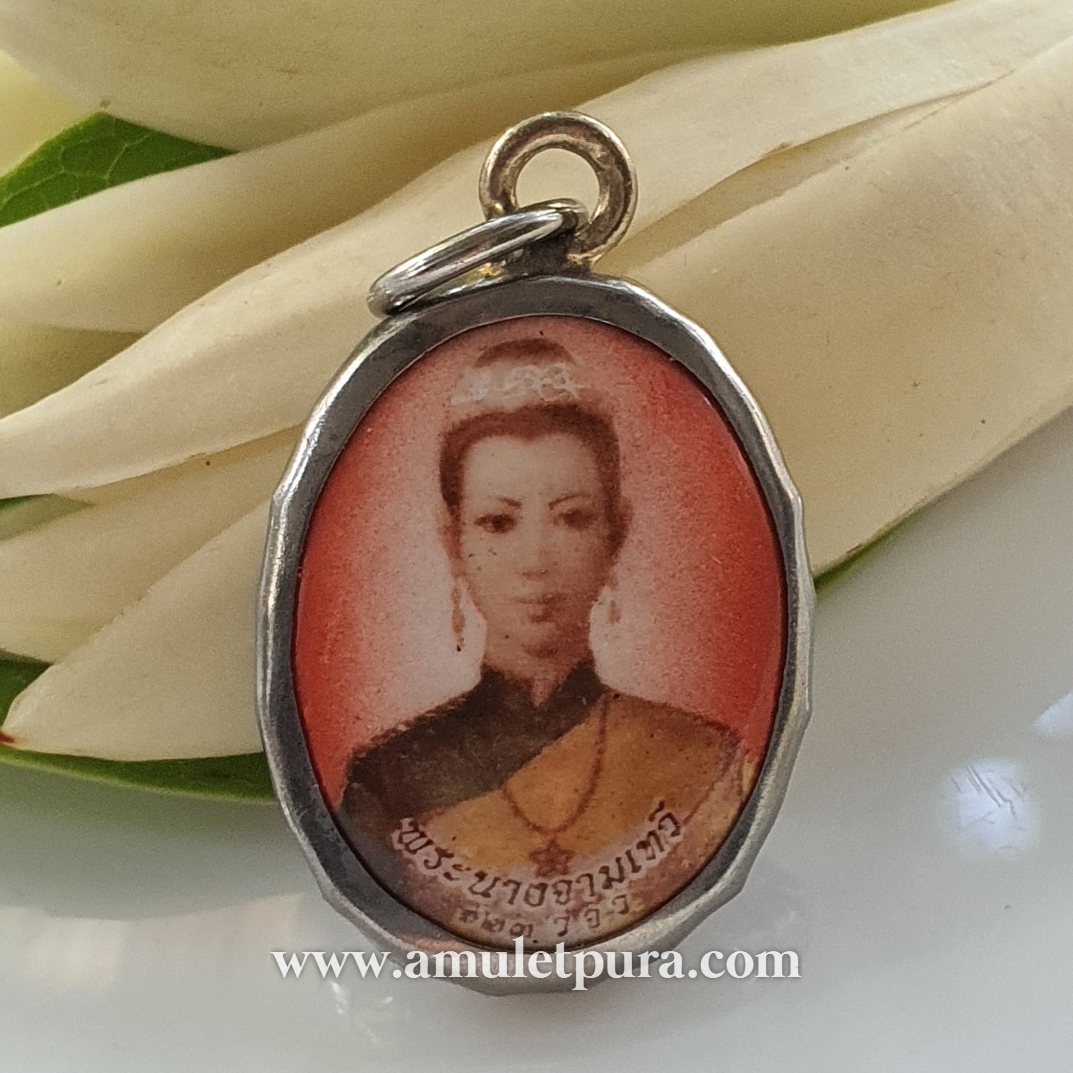 ล็อกเก็ตพระนางจามเทวี รุ่นบารมีคุ้มเกล้า วัดจามเทวี จ.ลำพูน