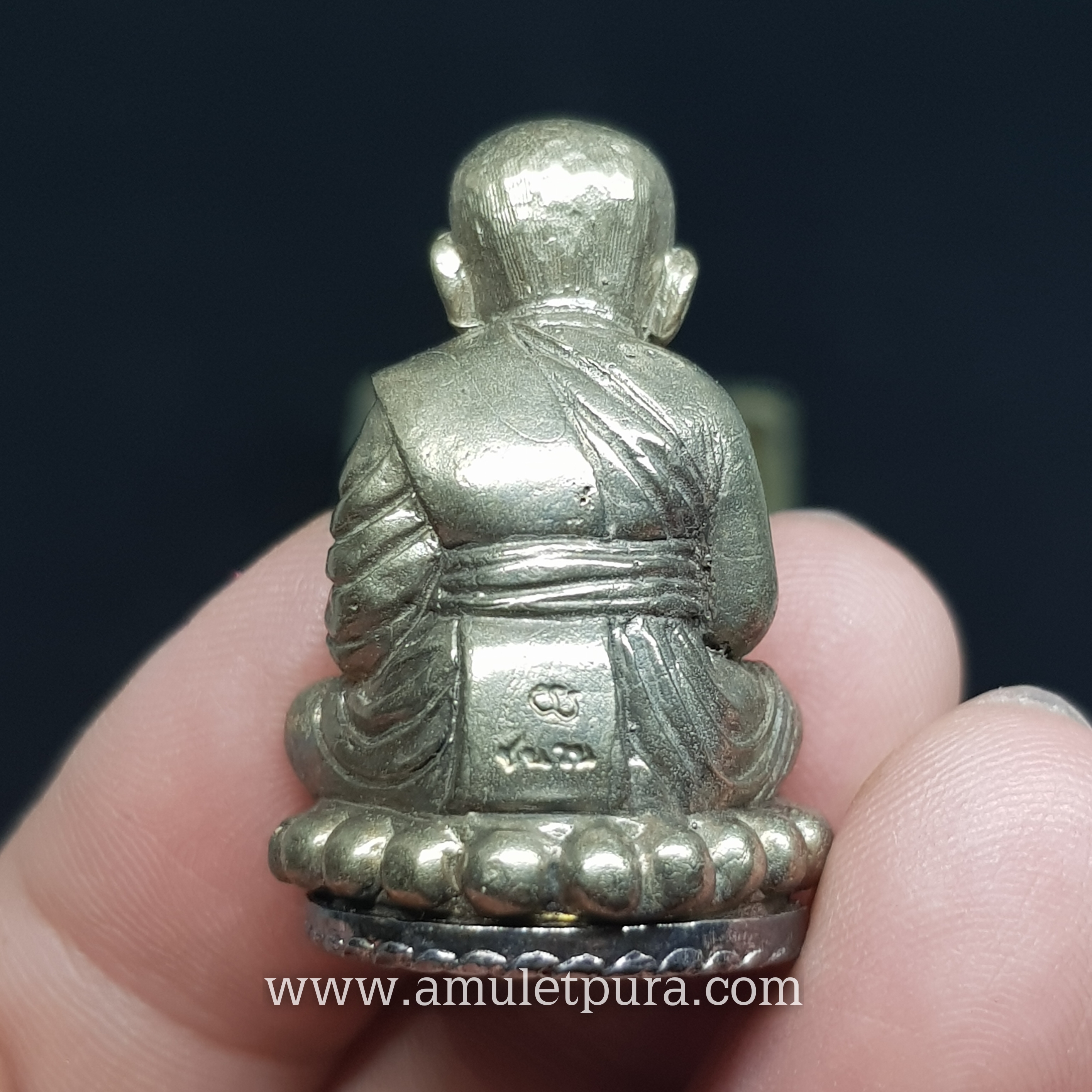 กริ่งหลวงปู่ทวดนิ้วกระดก ก้นลายเซ็นต์ (เนื้อชนวนมหามงคลก้นเงิน) รุ่นกฐิน53 ลังกาสุกะ พระอาจารย์แดง วัดไร่ จ.ปัตตานี (มีโค้ด หมายเลข2284)