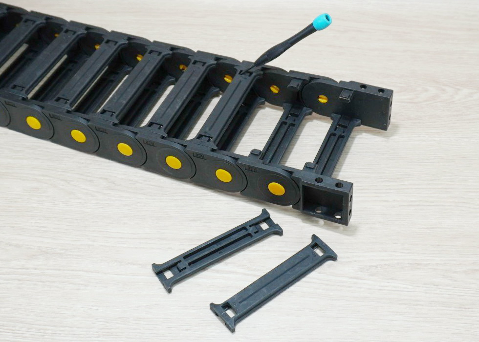 25 X 103 mm Cable Drag Chain R55mm ยาว 1M และ End Connectors (Bridge opening)