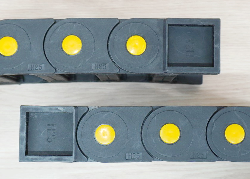 25 X 77 mm Cable Drag Chain R55mm ยาว 1M และ End Connectors (Bridge opening)
