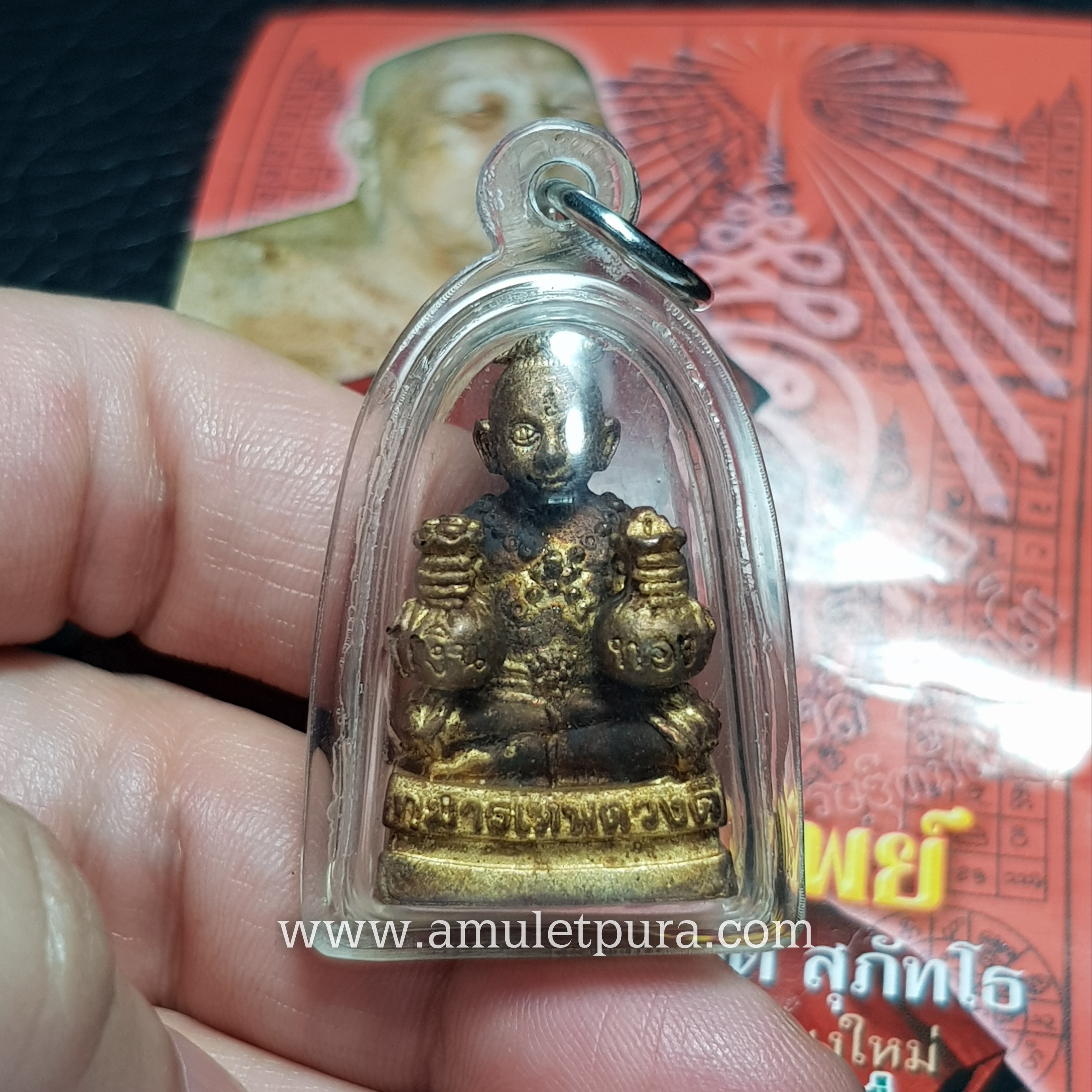 กุมารเทพดวงดีถือถุงเงินถุงทอง (สัมฤทธิ์ชุบทอง ใต้ฐานอุดผงดินศักดิ์สิทธิ์,ตะกรุดจิเจรุนิหัวใจกุมาร) รุ่นดวงดีทวีทรัพย์ ปี53 หลวงปู่ครูบาเจ้าดวงดี วัดท่าจำปี จ.เชียงใหม่ (มีโค้ด หมายเลข454 พร้อมเลี่ยมกันน้ำ)