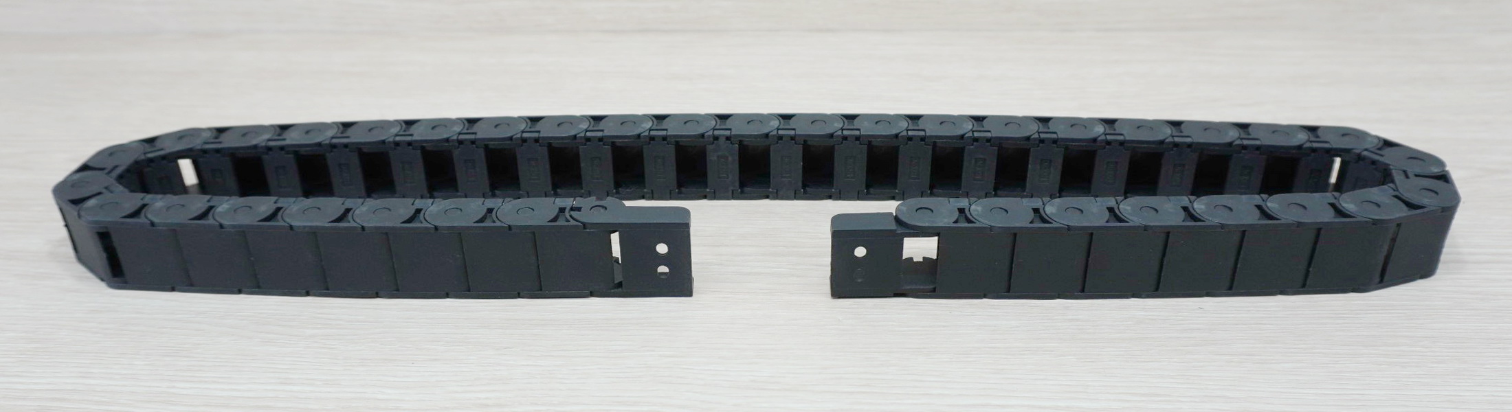 15 x 20 mm Cable Drag Chain R28mm ยาว 1M และ End Connectors 2รูยึด (Semi-Enclosed)