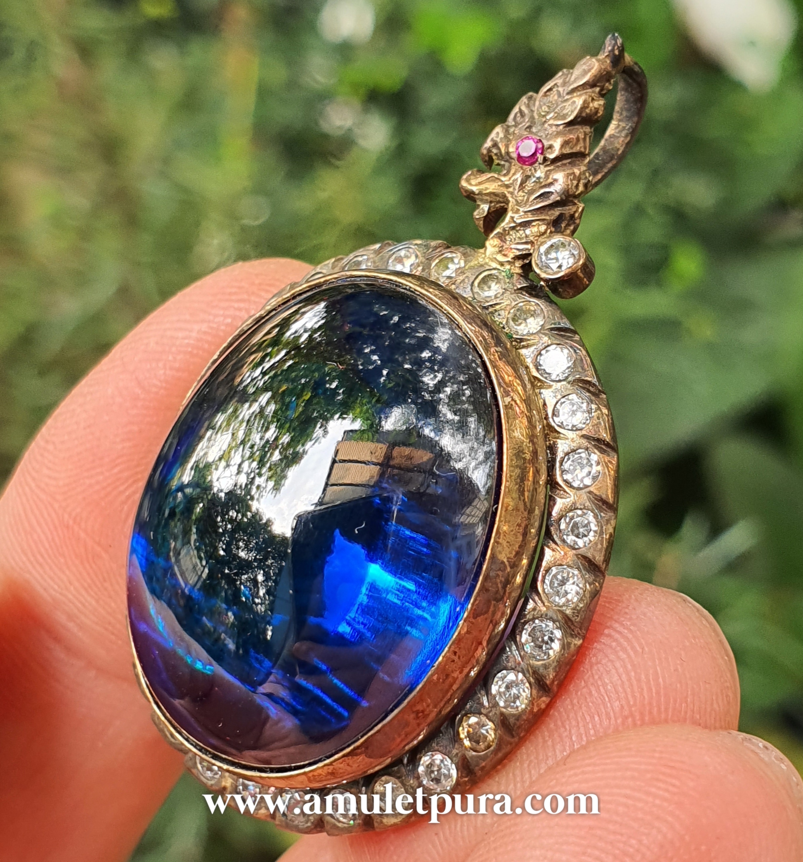 จี้เพชรพญานาคสีน้ำเงิน เสริมวาสนาด้วยพลังแห่งนาคาวรรณะกษัตริย์ ตัวเรือนเงินพญานาคล้อมเพชร