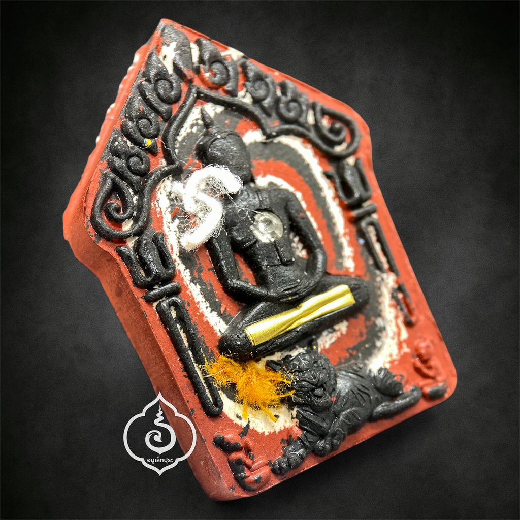 ขุนแผนเสือนอนกิน รุ่นแรก (เนื้อว่านไพรดำ นะวนเวียน ฝังตะกรุดทอง 1 ดอก ฝังเพชร ติดจีวรหลวงปู่) หลวงปู่ศิลา สิริจันโท (มีโค้ด และโค้ด “พิเศษ” หมายเลข 5)