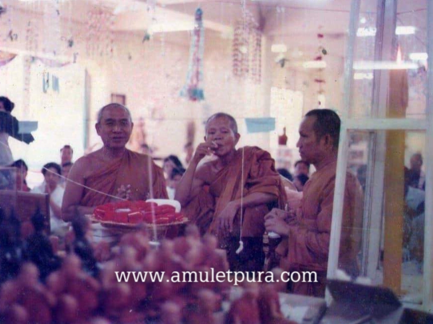 พระพุทธเจ้าเปิดโลก รุ่นวัดศรีนวล200ปี ปี45 วัดศรีนวล จ.ขอนแก่น(หลวงพ่อคูณ ปลุกเสก)