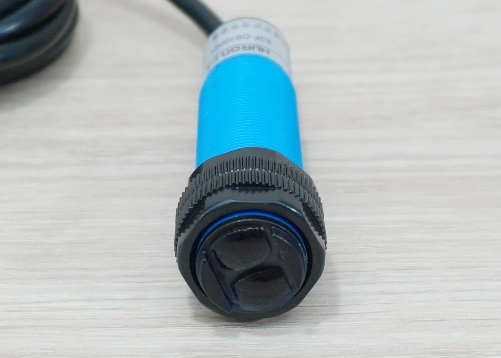 E3F-DS100C4 Infrared Photoelectric Sensor 10-100cm Detection Range Adjust (NPN, NO)