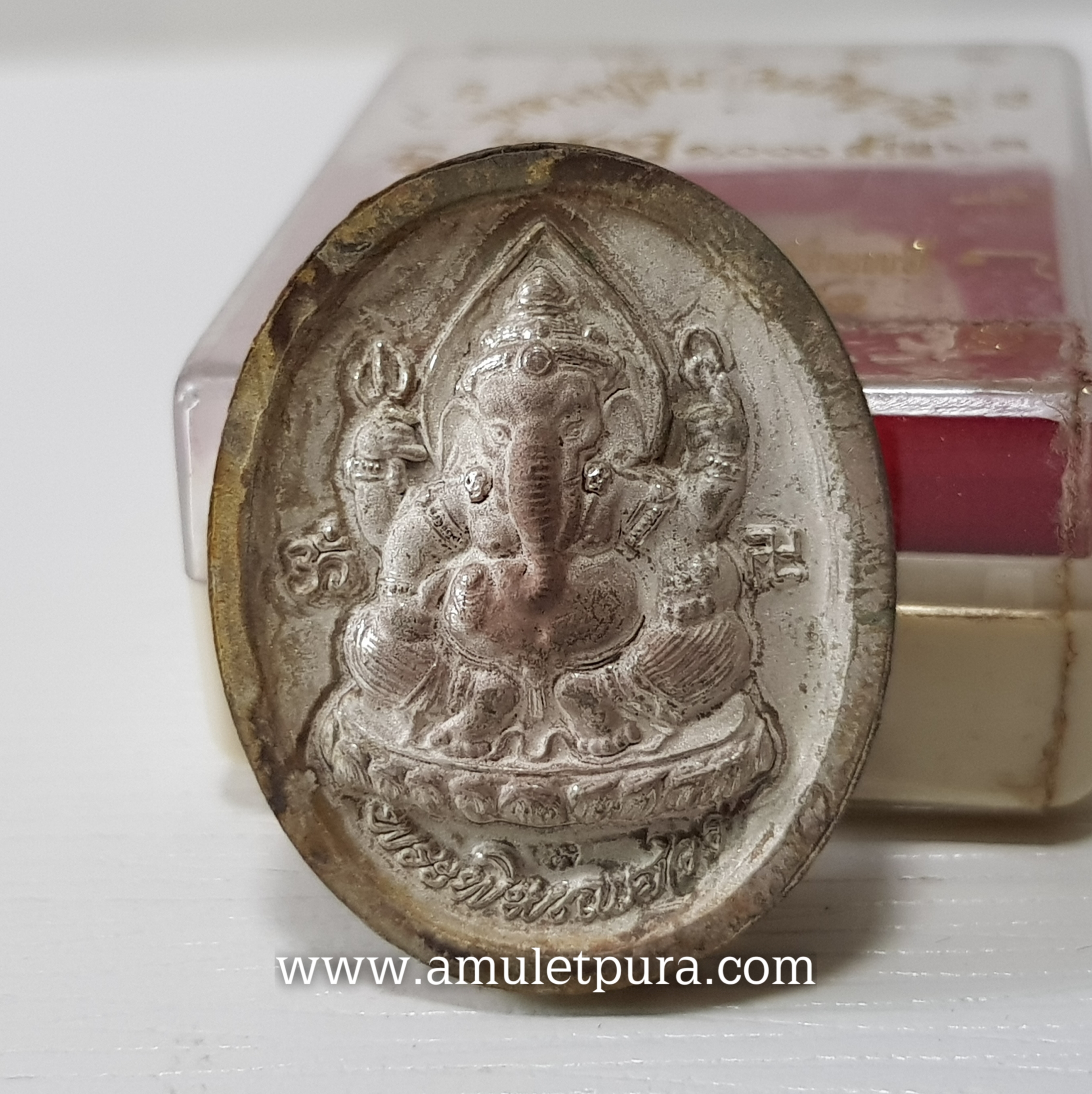 เหรียญหมอชีวกโกมารภัจจ์ หลังพระพิฆเณศ(สัมฤทธิ์ชุบเงินพ่นทราย)รุ่นเศรษฐี 1,000 ล้าน ปี51 หลวงปู่คีย์ วัดศรีลำยอง จ.สุรินทร์ (ตอกโค้ด หมายเลข 692)