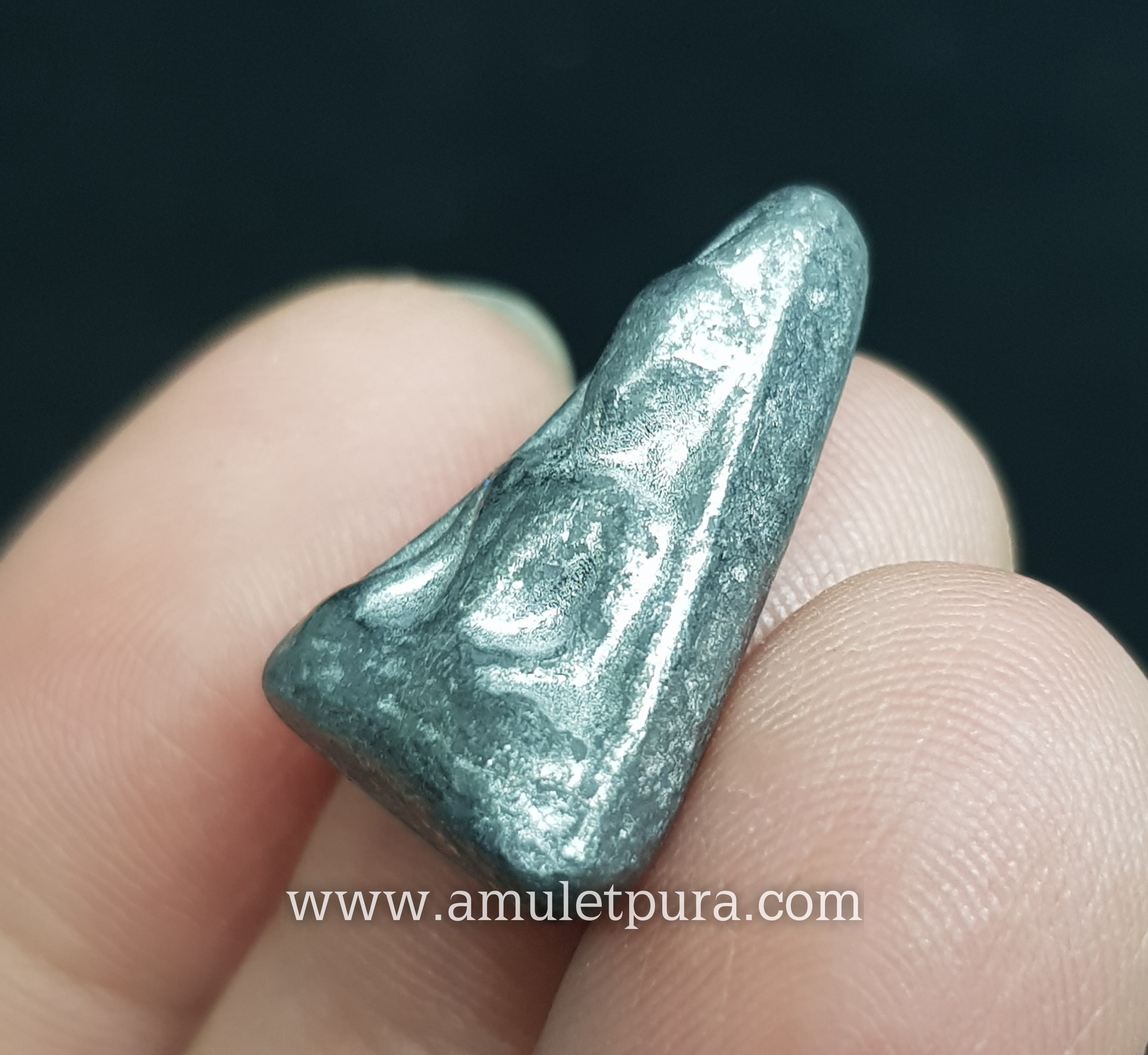 พระนางพญา (เนื้อชินตะกั่ว) ปี2515 หลวงปู่เอี่ยม วัดโคนอน ภาษีเจริญ กรุงเทพฯ (หลังตอกโค้ด)