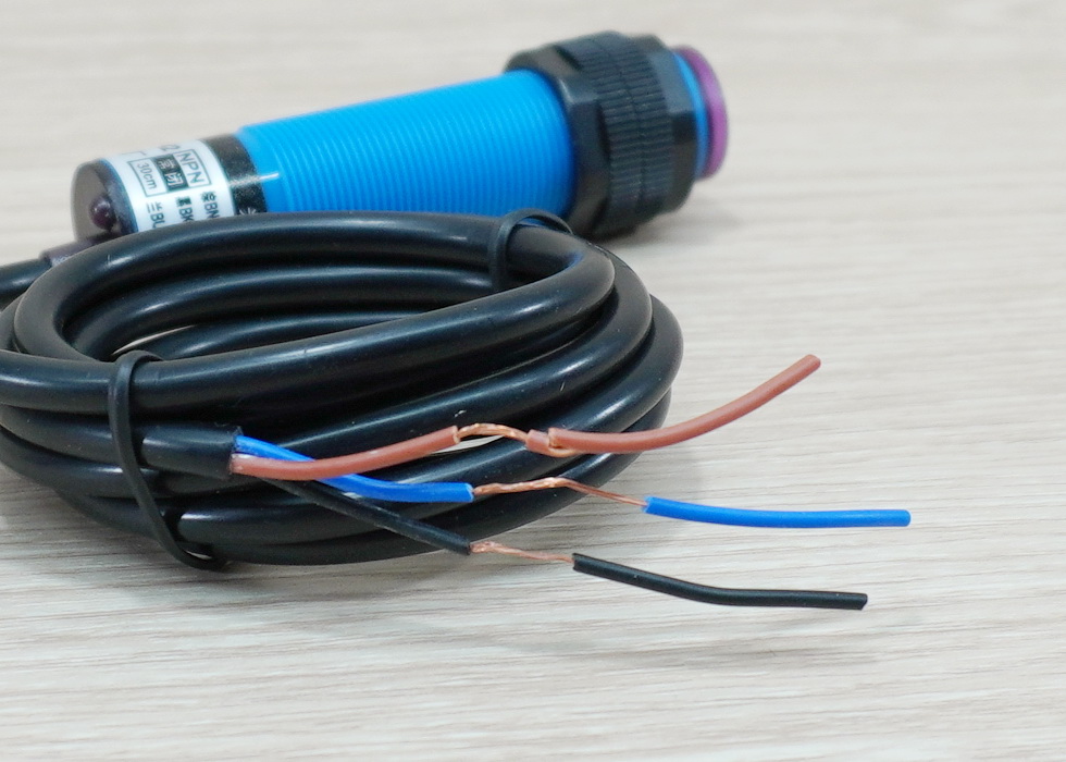 E3F-DS30N2 Infrared Photoelectric Sensor 10-30cm Detection Range Adjust (NPN, NC)