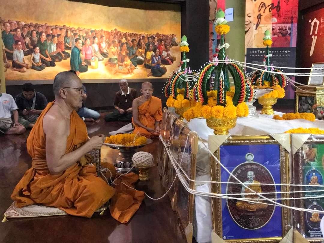 เหรียญหลวงพ่อทอง วัดบ้านไร่ รุ่นมนต์พระกาฬ ปี60 เนื้อทองแดงหน้ากากเงิน ตอกโค๊ด 3 โค๊ด เลขมหามงคล #888 (รวย รวย รวย)