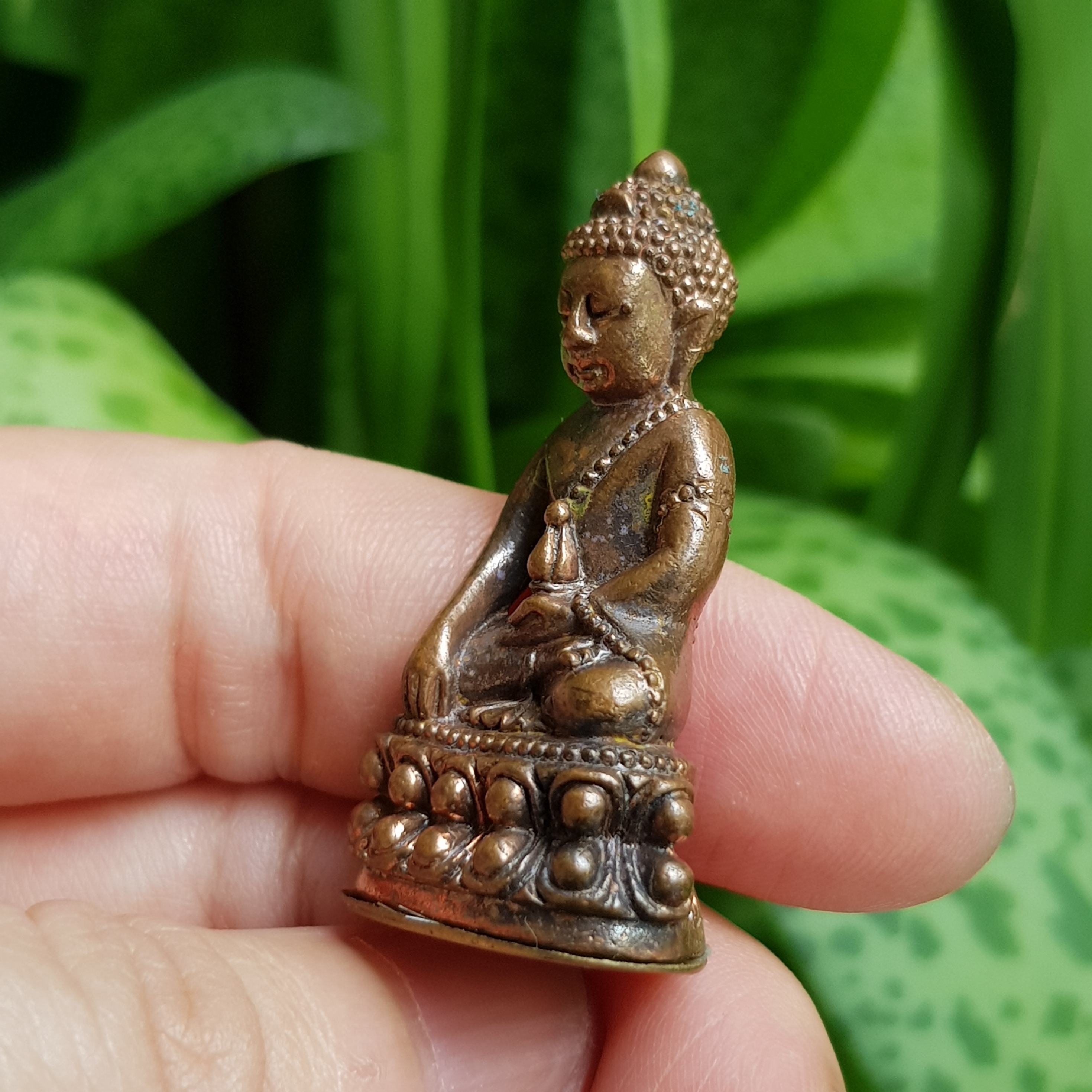 พระกริ่งใหญ่ (ทองแดงก้นถ้วยชนวน ใต้ฐานอุดกริ่งด้วยหินปฐวีธาตุ หลวงปู่คำพันธ์) รุ่นเจริญพร-ยอดฉัตร ปี55 หลวงปู่เกลี้ยง วัดโนนแกด จ.ศรีสะเกษ (มีโค้ด หมายเลข1843)