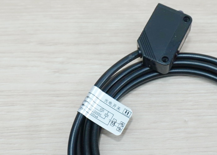 E3Z-LS61, Diffuse Photoelectric Switch 1-30 cm Detection Range (NPN, NO/NC)