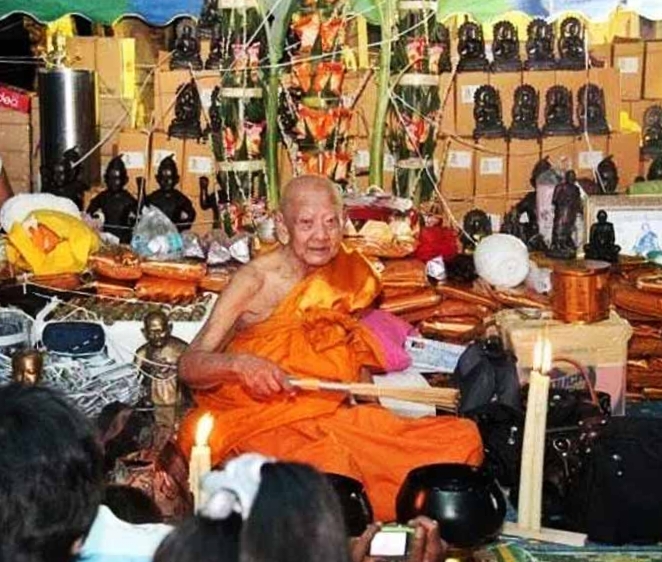 กุมารทอง รุ่นมั่ง มี ศรี สุข(สัมฤทธิ์ชุบทองพ่นทราย)ปี48 หลวงปู่หงษ์ วัดเพชรบุรี จ.สุรินทร์(ตอกโค้ดที่ฐาน)