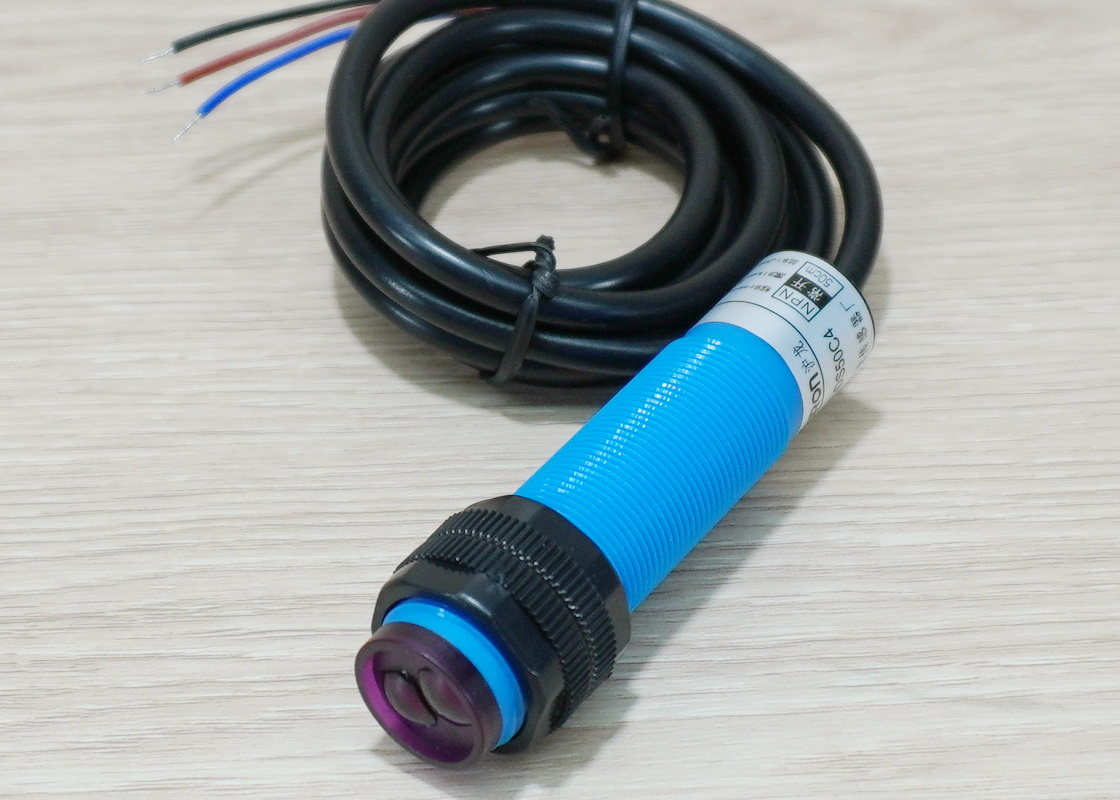E3F-DS50C4 Infrared Photoelectric Sensor 10-50cm Detection Range Adjust (NPN, NO)