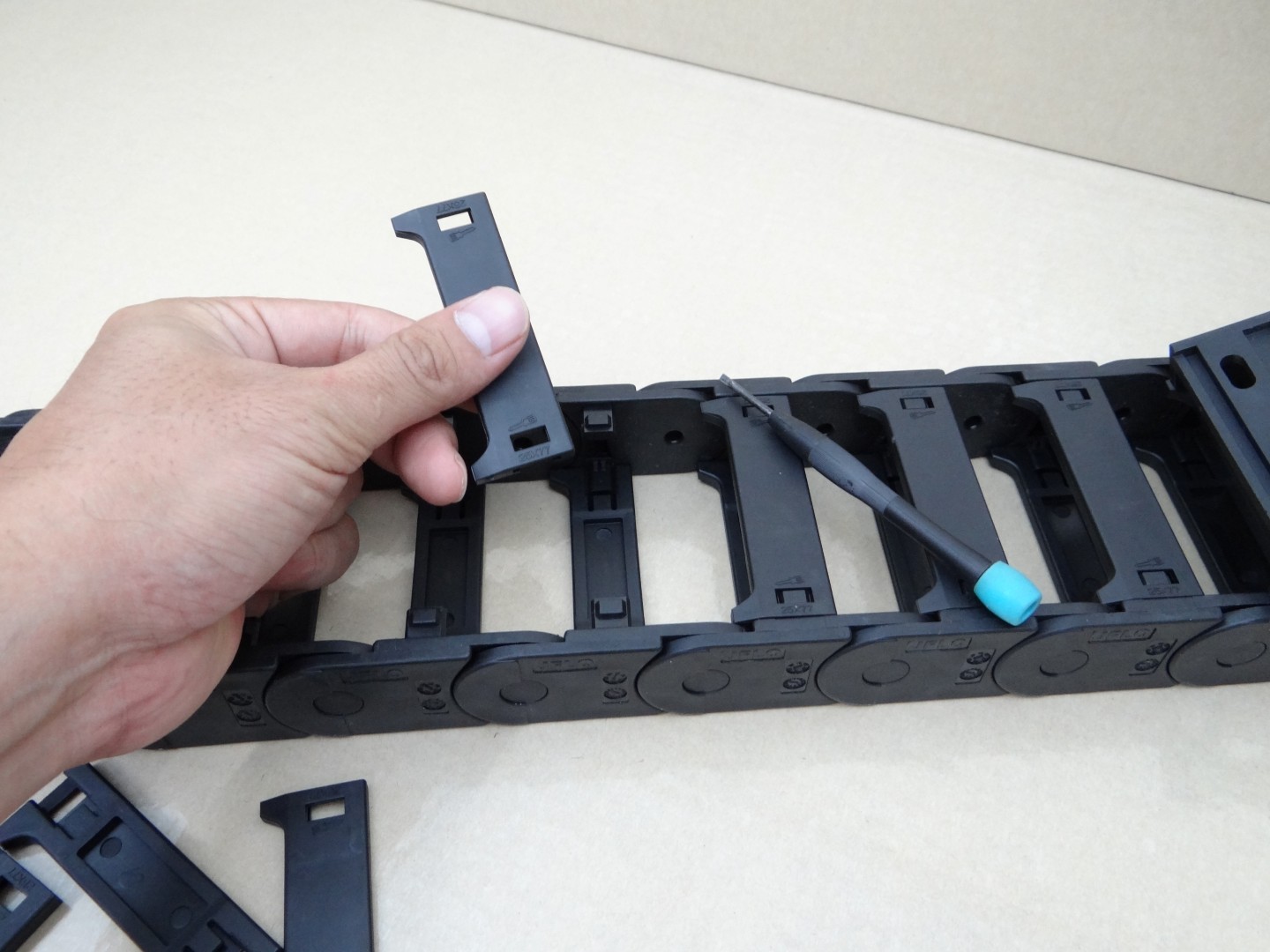 25 X 77 mm Cable Drag Chain R40mm ยาว 1M และ End Bridge Connectors (Bridge opening)