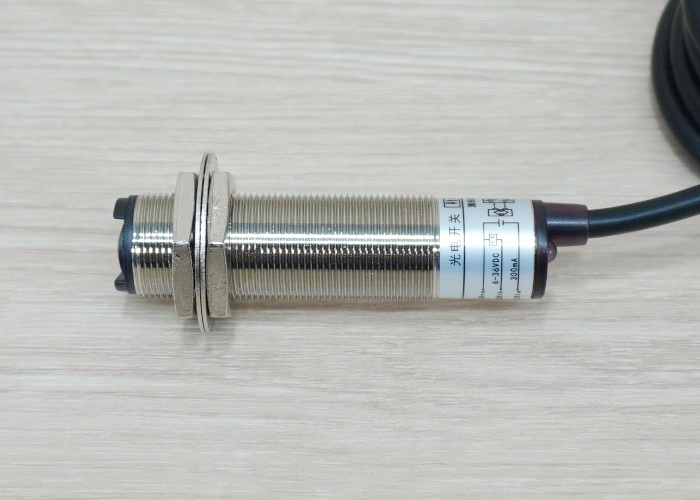 E3F-DS300C4 Infrared Photoelectric Sensor 10-300cm Detection (NPN, NO) Nickel-plated brass body