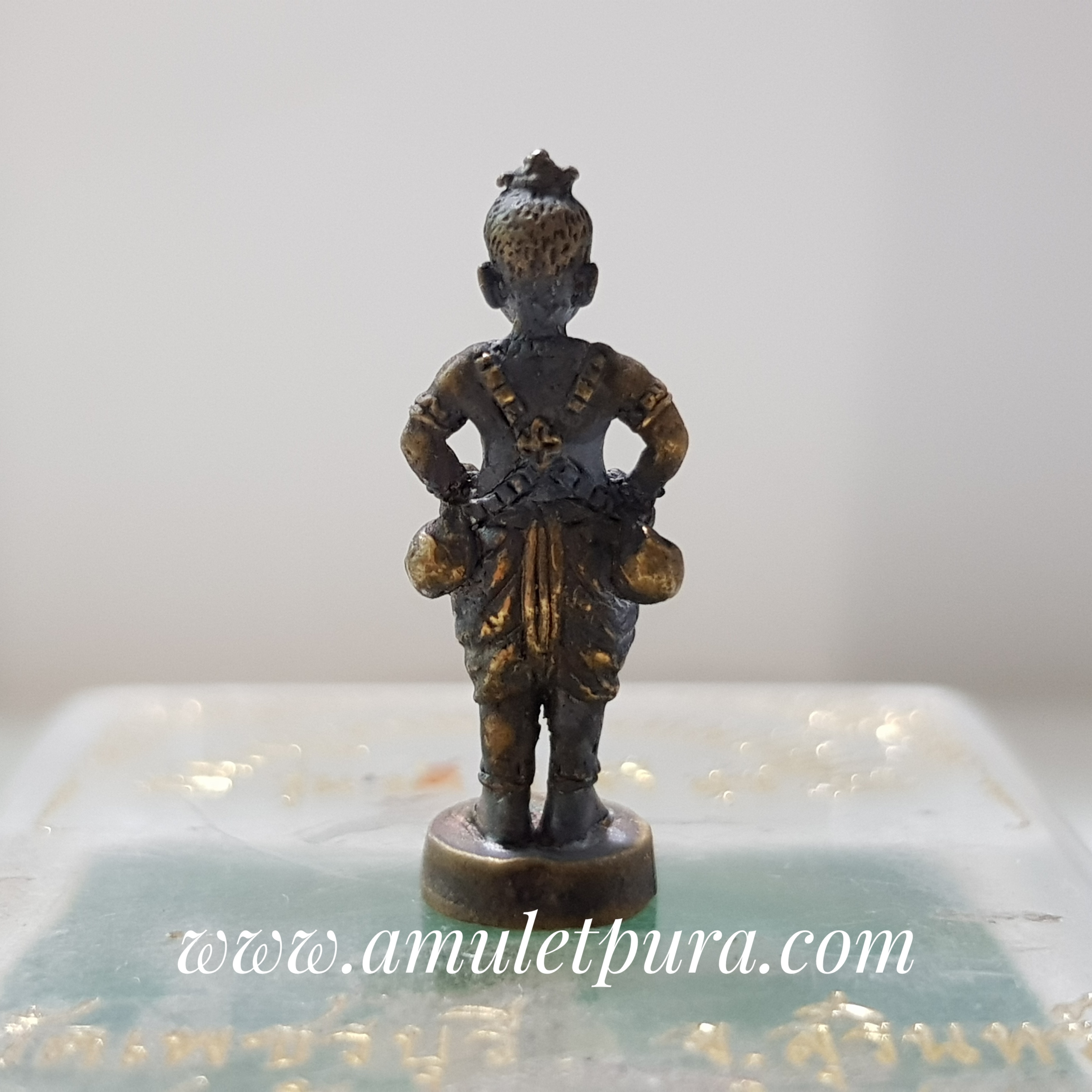 กุมารทอง รุ่นมั่ง มี ศรี สุข(สัมฤทธิ์ชุบทองพ่นทราย)ปี48 หลวงปู่หงษ์ วัดเพชรบุรี จ.สุรินทร์(ตอกโค้ดที่ฐาน)