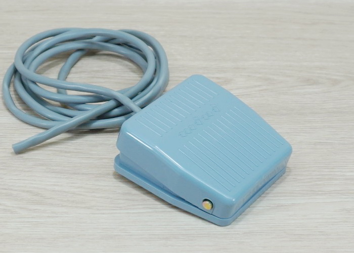 Foot Switch TFS-201 Momentary Control Switch SPDT(1NO 1NC) Wire 2M 250V, 10A