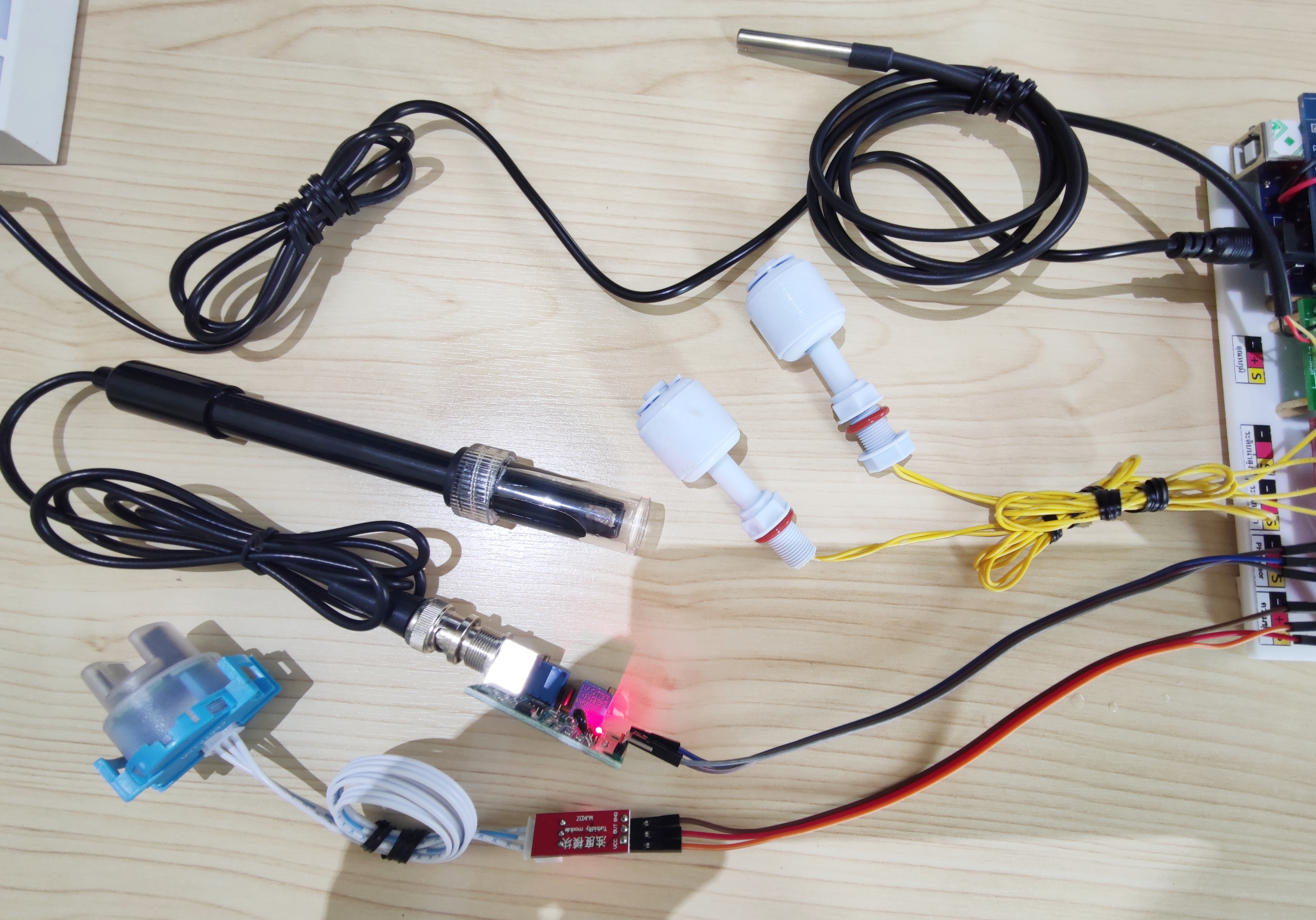 เครื่องควบคุม "ตู้ปลาอัตโนมัติ V2 "