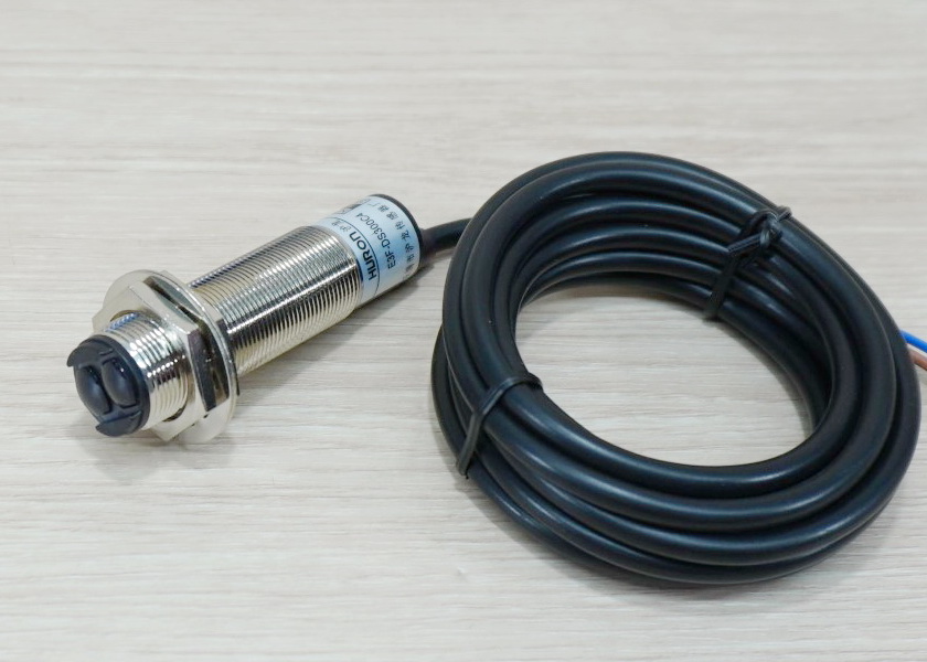 E3F-DS300C4 Infrared Photoelectric Sensor 10-300cm Detection (NPN, NO) Nickel-plated brass body