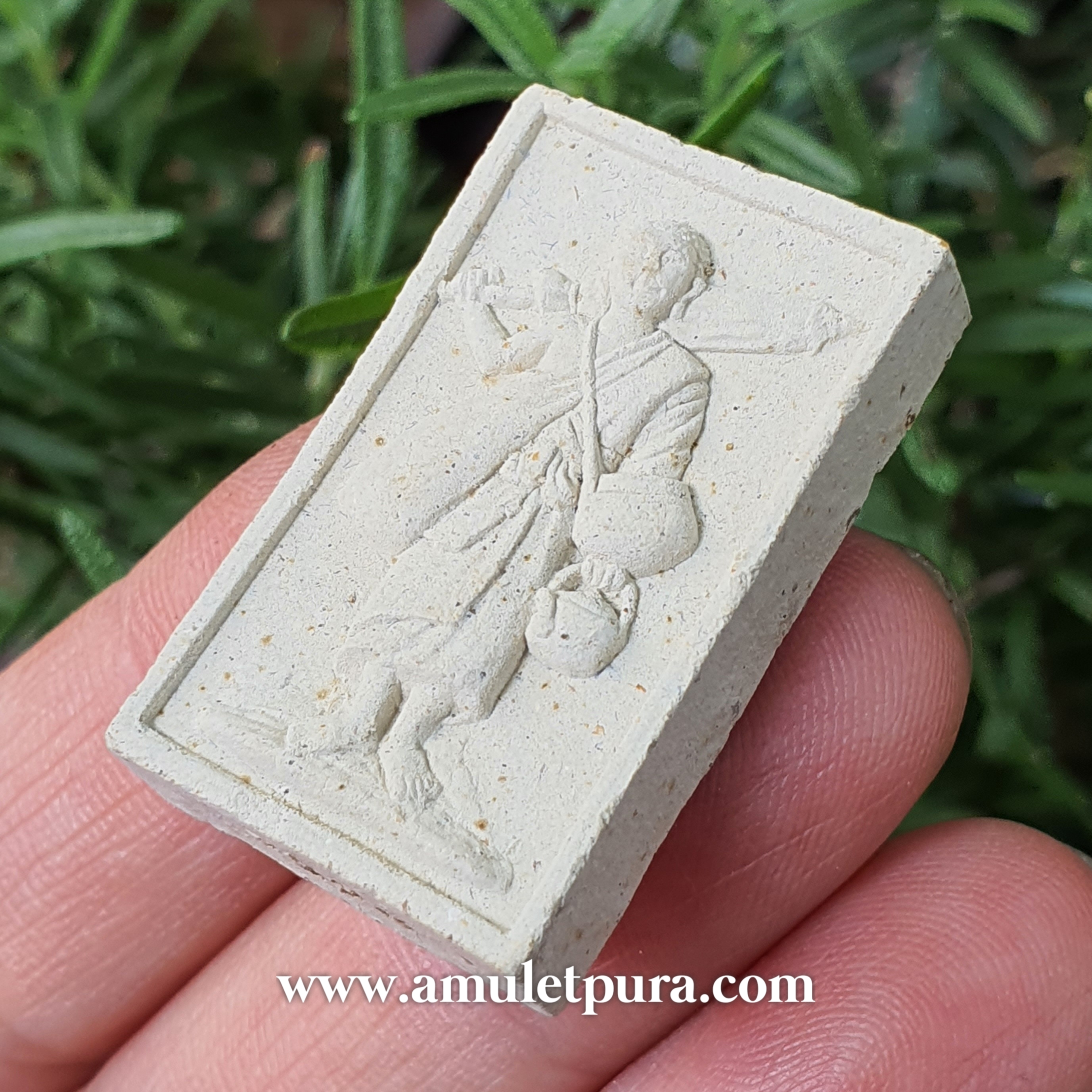 พระสีวลี(เนื้อผงว่านพิมพ์สี่เหลี่ยม)รุ่นแรก รุ่นชนะจน ปี55 พ่อท่านพรหม วัดพลานุภาพ จ.ปัตตานี(ฝังเม็ดโค้ด พลอยเสกพระสีวลี ยิงเลเซอร์หมายเลขที่ขอบด้านล่างหมายเลข2926)