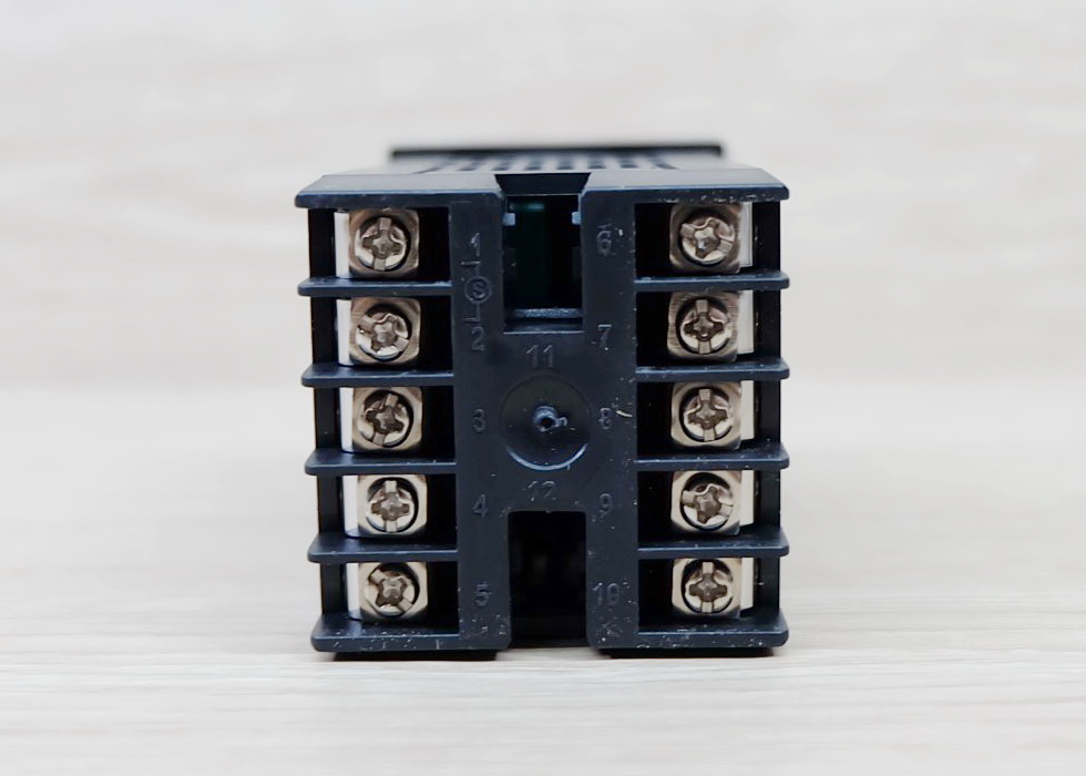 เครื่องควบคุมอุณหภูมิระบบ PID รุ่น REX-C100FK02-V*AN (240V/50HZ) + Thermocouple 0 to 400 °c