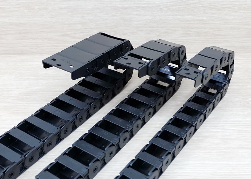 18 X 50 mm Cable Drag Chain R38mm ยาว 1M และ End Connectors (Semi-Enclosed)