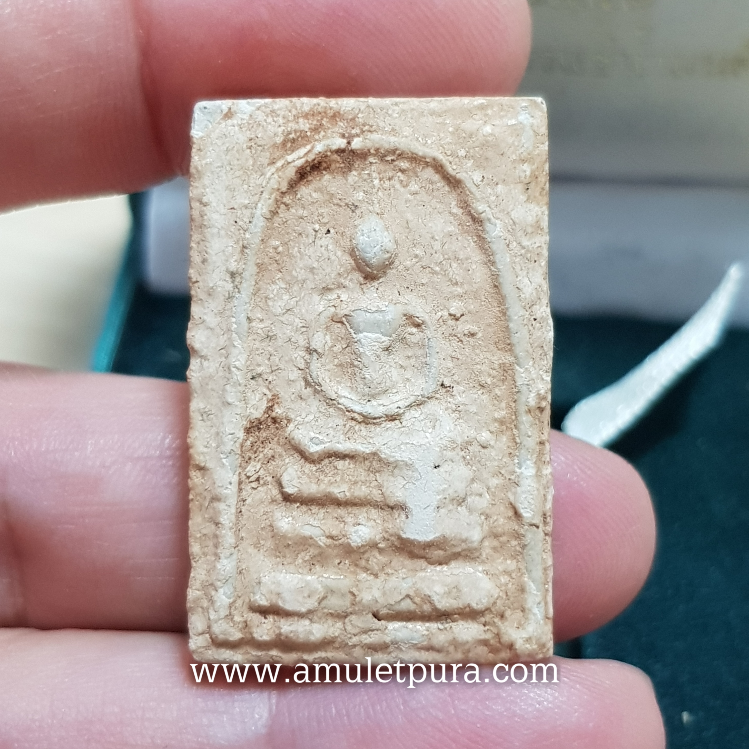 พระสมเด็จบางขุนพรหม (พิมพ์ใหญ่กรรมการแช่น้ำมนต์ 1 ไตรมาส) รุ่นย้อนยุค ปี47 วัดบางขุนพรหม กรุงเทพมหานคร (โค้ดตรายาง กล่องผ้าไหม)