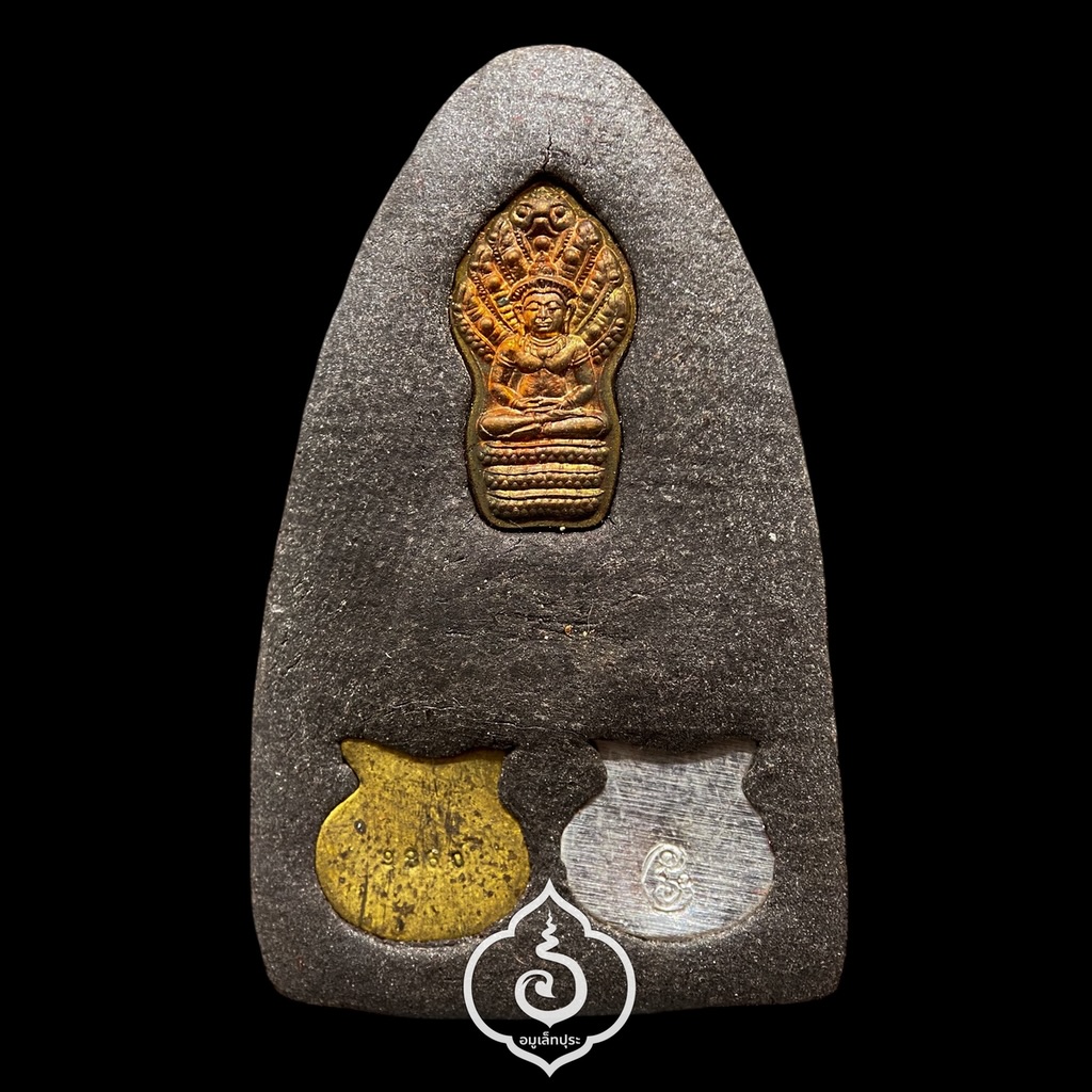 หลวงปู่ทวด (พิมพ์ใหญ่ เนื้อว่านคลุกรัก หลังฝังปรก และถุงเงิน ถุงทอง) รุ่นรวยรับทรัพย์ ปี58 พ่อท่านซุ่น วัดบ้านลานควาย จ.ปัตตานี( มีโค้ด หมายเลข 9869)