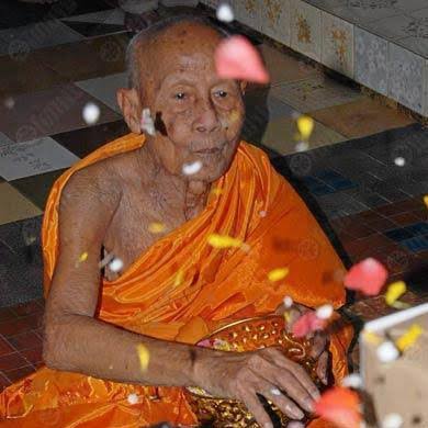 พระมหาเศรษฐีนั่งบัลลังก์ทอง เนื้อทองชนวนทาทอง รุ่นเสาร์5 มหาเศรษฐี ปี53 หลวงปู่โสฬส วัดโคกอู่ทอง จ.ปราจีนบุรี(อุดผงไม้ยอ ข้าวสารหิน ตอกโค้ด หมายเลข*๓๒๒*)