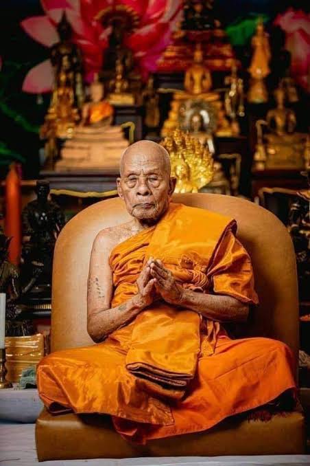 เหรียญเสมาหน้าเลื่อนหลวงพ่อทวดหลังพ่อท่านเขียว (เนื้อกะไหล่ทอง) รุ่นสร้างบารมี ปี57 พ่อท่านเขียว วัดห้วยเงาะ จ.ปัตตานี (มี 3 โค้ด หมายเลขรวยทั้งชาติ 168 สร้าง 999 องค์)