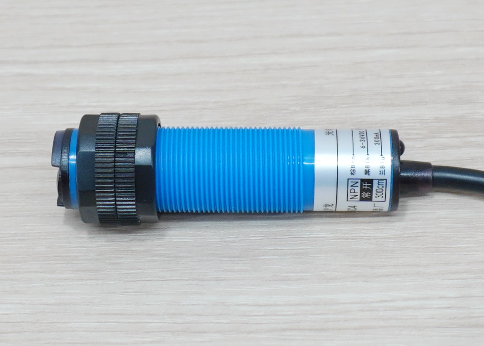 E3F-DS300C4 Infrared Photoelectric Sensor 10-300cm Detection Range Adjust (NPN, NO)