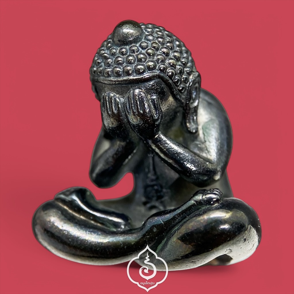 พระปิดตาหล่อ (เนื้อเมฆพัตร) รุ่นเจริญลาภ ปี65 หลวงปู่นิ่ม วัดพุทธมงคล จ.สุพรรณบุรี (ใต้ฐานอุดผง มีโค้ด หมายเลข 89)