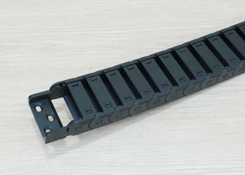 15 x 40 mm Cable Drag Chain R28mm ยาว 1M และ End Connectors (Semi-Enclosed)
