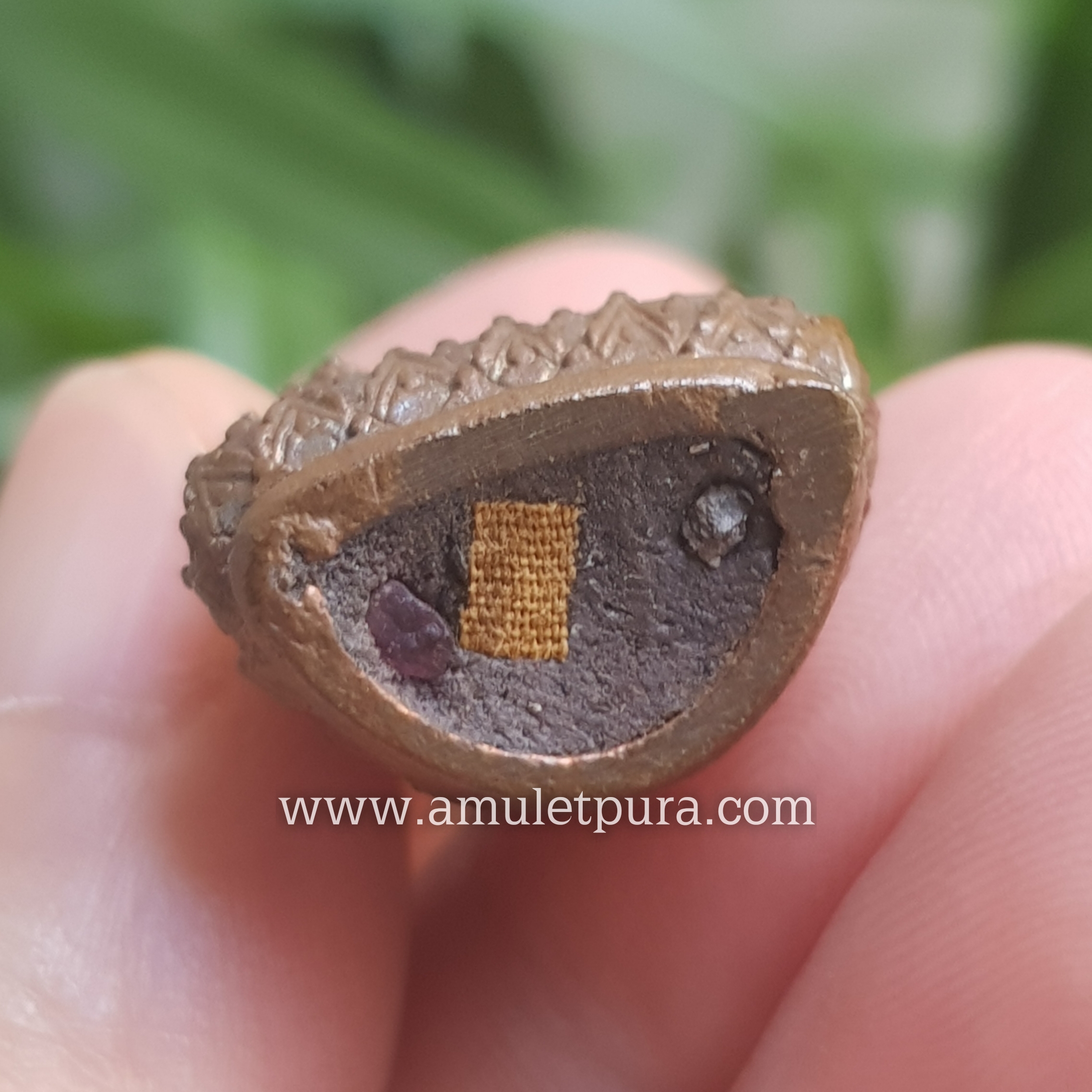 1 ใน 999 องค์ พระกริ่งเชงเย (เชง-เย-จอง-เตง) รุ่นแรก (เนื้อธาตุกายสิทธิ์ มีประกายรุ้ง ฝังจีวร) ปี55 ครูบาออ สำนักสงฆ์พระธาตุดอยจอมแวะ จ.เชียงใหม่ (ตอกโค้ด)