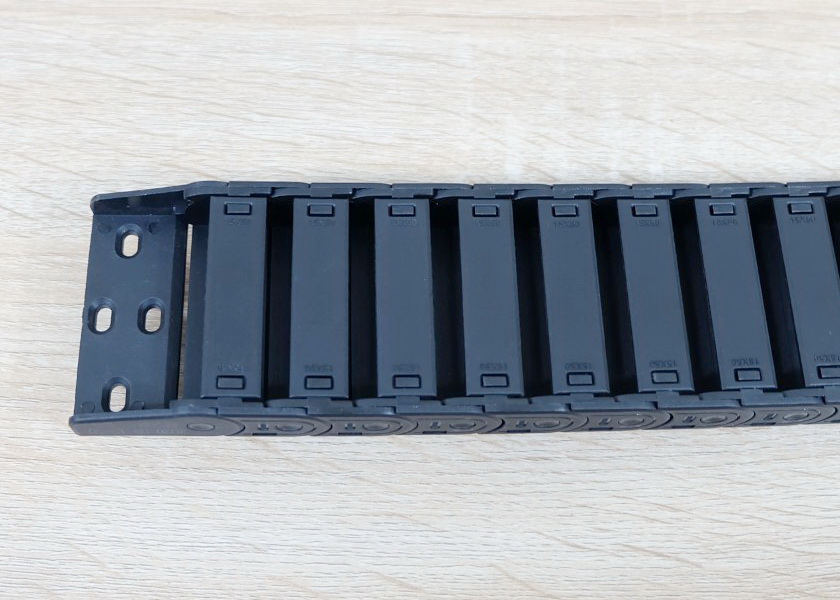 15 X 50 mm Cable Drag Chain R28mm ยาว 1M และ End Connectors (Semi-Enclosed)